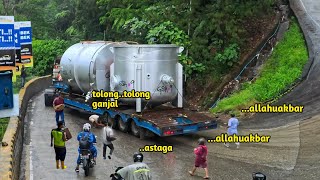 Sopir Teriak Minta Ganjal‼️ Detik Detik Truk Trailer Muatan 60 Ton Rem Blong di Sitinjau Lauik [upl. by Enaillil]