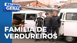 Família de verdureiros usa kombi para vender produtos fresquinhos há quase 50 anos [upl. by Gnut977]