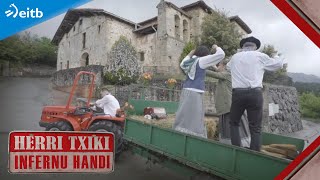 Traktore gainean dantzan eta kantuan erromeria egin dute Arexola auzo erdian [upl. by Samuele920]