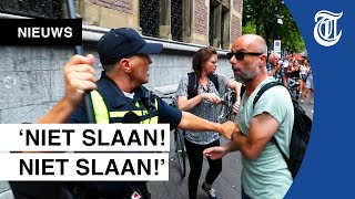 Demonstranten gaan los op agenten in Den Haag [upl. by Evonne975]