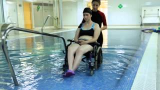 Formas de entrar en la piscina para realizar una sesión de neurorehabilitación [upl. by Ikkela968]