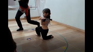 Clase de Danza árabe para niñas [upl. by Annadiana428]