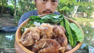 Eating braised pork trotters with winged beans mustard leaves  KeshonyeChang [upl. by Sevart]