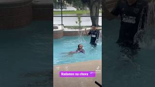 Você já nadou na chuva  shorts shortsviral explore eua piscina pool eua humor lol memes [upl. by Philina583]