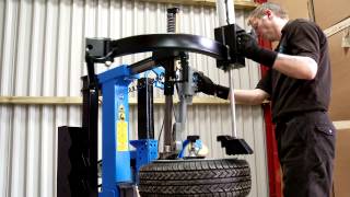 Hofmann Megaplan Megamount Smart Tyre Changer [upl. by Kentigerma]