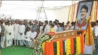 Vilasrao Deshmukhs funeral in Latur villagers gather to pay tribute [upl. by Ericha]