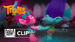 TrollsAGogo Tour  Les Trolls DreamWorksTVFrancais [upl. by Ekim]