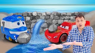 Video e giochi con le macchine McQueen e Robocar Poli a scuola Giocattoli per bambini [upl. by Erdnassak]