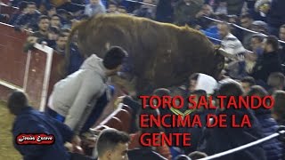 IMPRESIONANTE EL TORO DE ARRIAZU SALTANDO ENCIMA DE LA GENTE [upl. by Nyliahs]