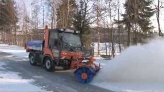 Kehrmaschine  Kehrwalze FKM 1500 mit Mittelantrieb im Winterdienst [upl. by Adnahs]