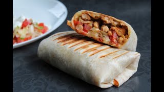 Tortilla zawijana wrap z kurczakiem warzywami i tzatziki [upl. by Jammal]