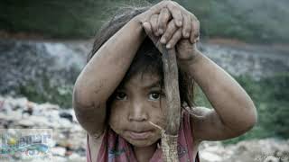 Niñas pobres caminan y cruzan un rio para ir ala escuela sin pensar que les pasaría esto [upl. by Eilyr617]