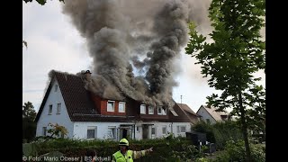 Brand eines Doppelhauses in Ichenhausen greift auf Nachbarhaus über [upl. by Ahsirahc]