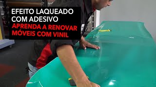 EFEITO LAQUEADO COM ADESIVOS  Aprenda como renovar móveis com envelopamento vinílico [upl. by Yehs]