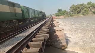 Shalimar Express up crossing from Nara canal [upl. by Dubenko19]