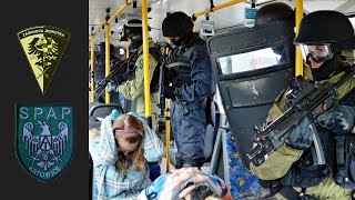 Zásahová jednotka Policie ČR a PL SPAP Katowice  osvobození rukojmí z autobusu Dny NATO 2013 [upl. by Ayatahs]