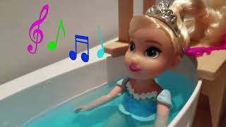 Elsa and Anna Show  Cinderelly Gets Ready for Elsas Birthday Fizzy Bath Time [upl. by Clift]