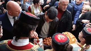 Tradicionalni doček za Novaka Đokovića u Budvi Crnogorska nošnja pogača med i priganice [upl. by Constanta]