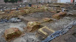 Archeologen graven honderden lichamen op in Ieper [upl. by Laural]