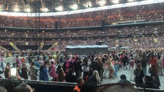 Harry Styles ‘Canyon Moon’ and fans doing conga at Love On Tour Wembley Night 2 Sunday 19062022 [upl. by Erda]