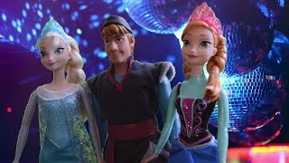 Elsa y Anna y Kristoff DISCO baile danza  videos de juguetes de frozen en español beso [upl. by Ahsot]