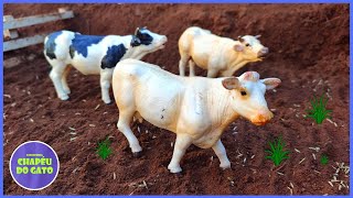 Fazenda de Brinquedo AS VACAS INVADIRAM O CERCADO DE PLANTAÇÃO [upl. by Ydnahs]