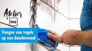 Voegen van de tegels op een douchewand  Atelier Knauf [upl. by Armahs935]