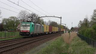 Medway 186 212 komt met een containertrein langs Helmond [upl. by Normy]