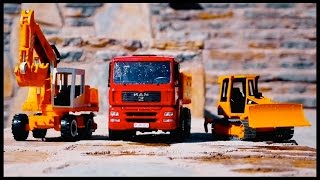 Tolle Spielzeugautos  Bagger Bulldozer und Kipplaster machen eine neue Straße [upl. by Kerby]