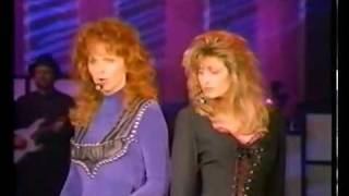 Reba McEntire amp Linda Davis  Does He Love You Reba Live 1995 [upl. by Kriss]