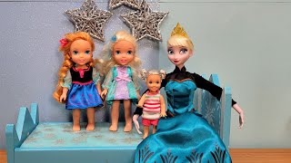 Ice powers  Elsa amp Anna toddlers decorate Elsas room  surprise  Barbie dolls [upl. by Whitman]