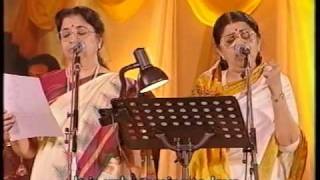 Lata amp Usha Mangeshkar  Gore Gore O Baanke Chore Live Performance [upl. by Ellebasi]