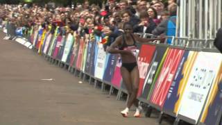 Corredora cae desfallecida antes de cruzar la meta en el Marathon Commonwealth Games 2014 [upl. by Nnaassilem]