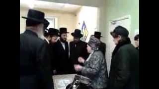 Belz Rebetzin giving money to Chasidim in Manchester [upl. by Raf]