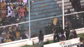 La hinchada de Central se enfrentó con la Policía en el estadio de Atlético Tucumán [upl. by Mills]