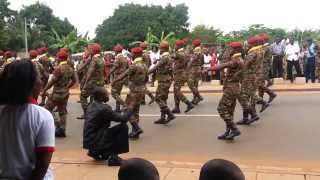 Bénin  Défilé de la Fête de lindépendance 2013 à AbomeyCalavi Le chant des prachutistes [upl. by Carolyne]