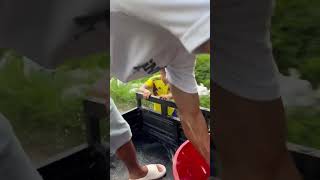 El moto 🏍️ carguero con agua 💦 broma de humor ❤️🤣 reels humor video video comedy [upl. by Airym60]