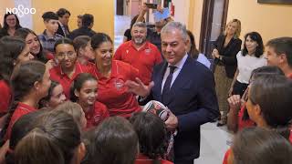 El Ayuntamiento homenajea a los equipos femeninos M12 y M14 del Club Amigos del Rugby [upl. by Cavil]