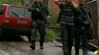 Flagra traficantes tentam impedir entrada de policiais no morro Faz Quem Quer no Rio [upl. by Eelam]