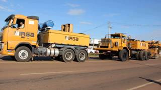 Conjunto de carretas com turbina de usina passa por Sinop [upl. by Atiran]