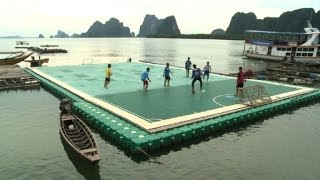 Una cancha de fútbol flotante [upl. by Netfa730]