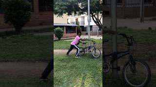 La bicicleta del chuzo 🚴‍♀️ prank viralshorts viralreels [upl. by Skill434]