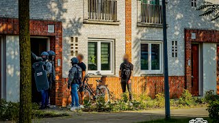 Dienst Speciale Interventies valt woning binnen na melding met vuurwapen in Rotterdam [upl. by Akerdna234]