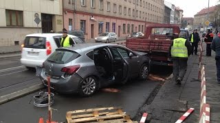 Wypadek w Krakowie Tramwaj wjechał w samochody na ul Grzegórzeckiej [upl. by Brotherson89]