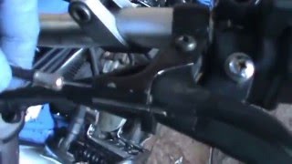 SUZUKI DR 650 Sustituir cable descompresor Video 15 Replace decompressor wire [upl. by Milore]