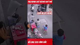 Nguy hiểm quá bà con ơi chở trẻ con đi xe tay ga dừng là phải tắt khóa điện ngay ạ shorts [upl. by Li]