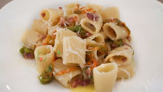 PASTA CON FIORI DI ZUCCA PANCETTA CROCCANTE E PECORINO  Buono Facile Veloce [upl. by Neelik926]