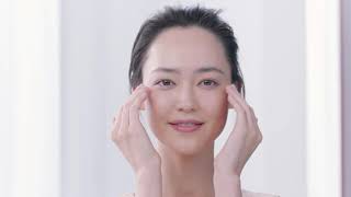 How to apply your Clarins Super Restorative Total Eye Concentrate Serum [upl. by Noryt]