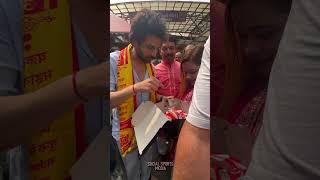 “Kartik Aryan fulfills fan wishes at Siddhivinayak Mandir with a sweet celebration”❤️😍 [upl. by Gievlos]