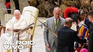 Guardia suizo se desmaya en audiencia frente al Papa Francisco [upl. by Laroc]